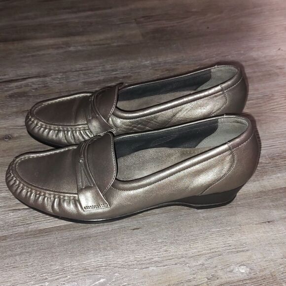 S.A.S. Metallic Pewter color womens loafers  Sz  10  EUC worn once - Picture 3 of 9